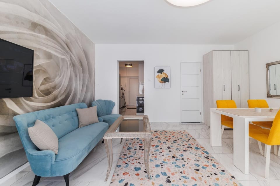 TV and multimedia, Kitchen or kitchenette, Living room, Seating area, Dining area