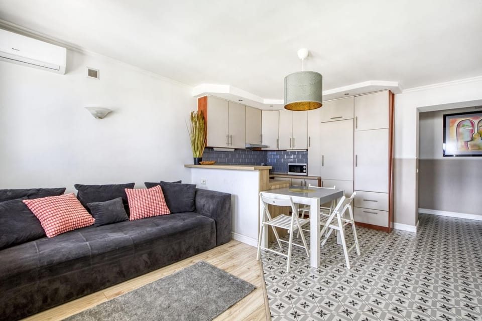 Kitchen or kitchenette, Living room, Seating area, Dining area, minibar, oven, stove