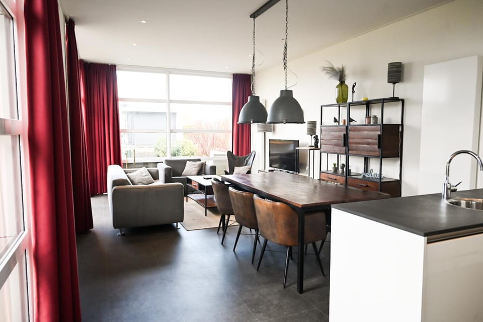 Marina Strandbad Chalet RiverLodge mit Zaun Haus Nr 94 House in Gelderland, Netherlands