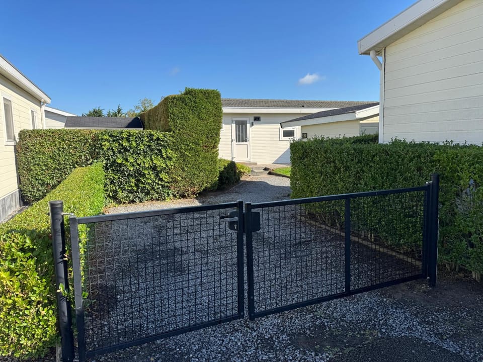 Breskens Chalet Huis Joschi mit Zaun Haus Nr G139 House in Zeeland, Netherlands