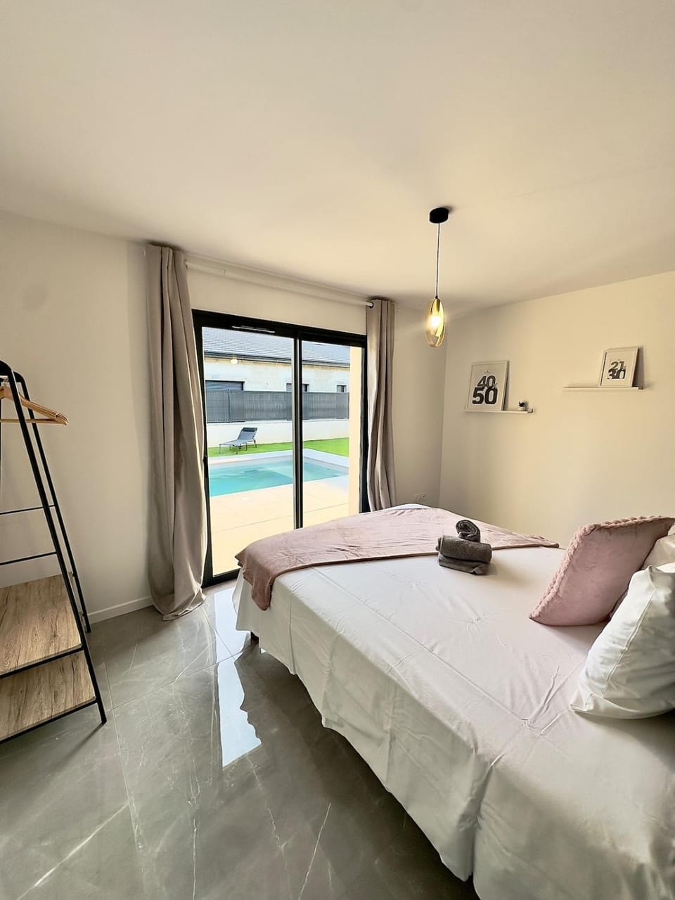 Bed, Photo of the whole room, Bedroom, towels