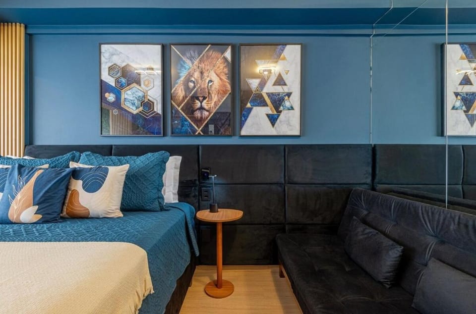 Bed, Living room, Photo of the whole room, Decorative detail, Seating area, Bedroom