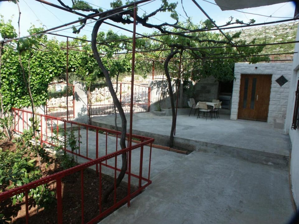 Location, children, Family