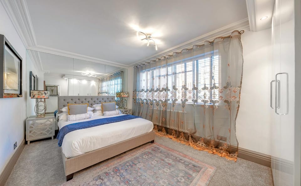 DELUXE Apartment With Terrace over HARRODS Apartment in City of Westminster