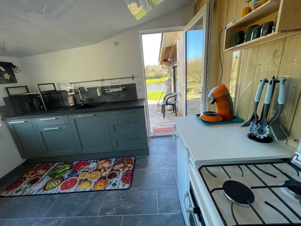 Dining area, oven, stove, toaster