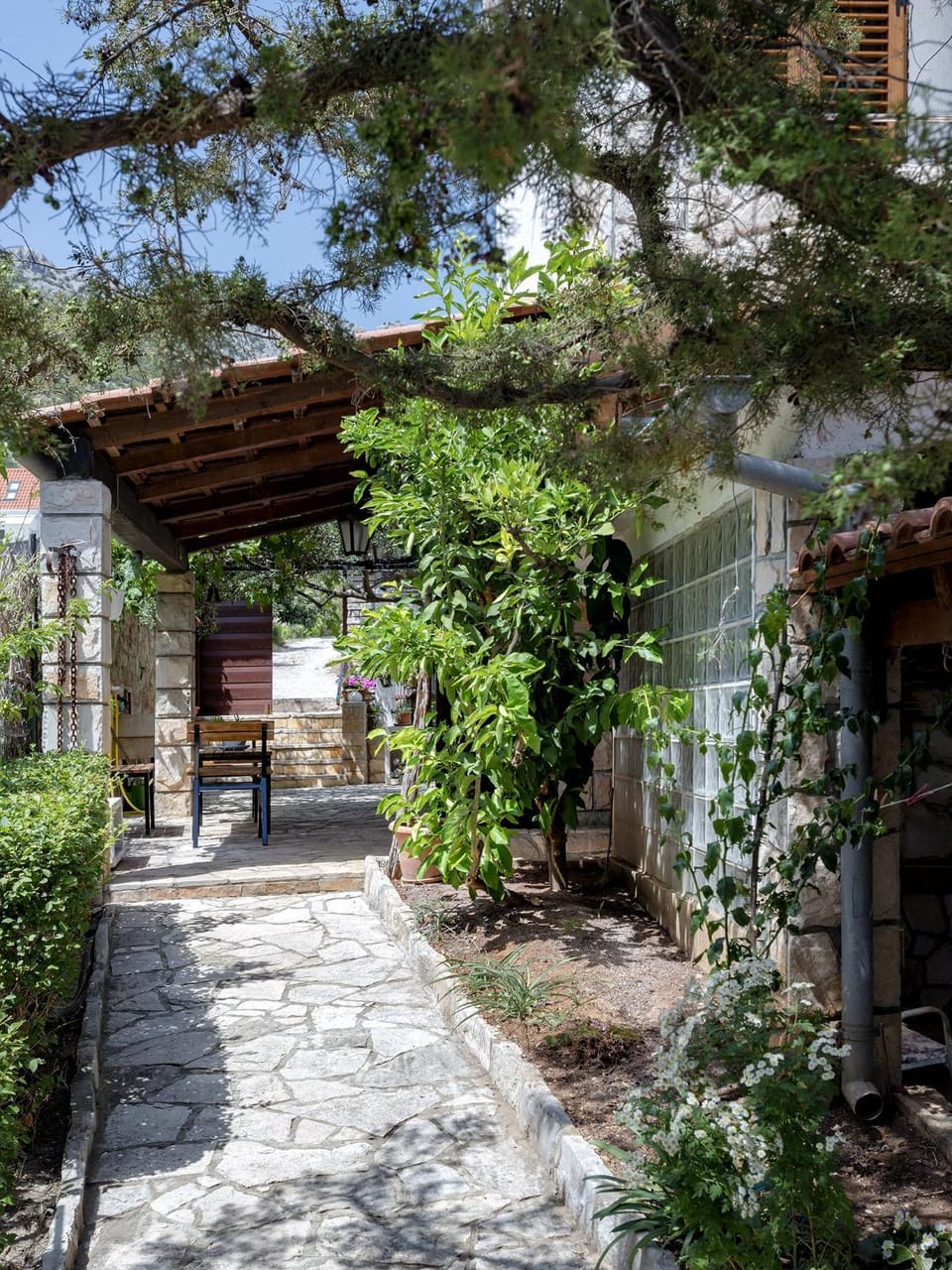 Location, children, Family