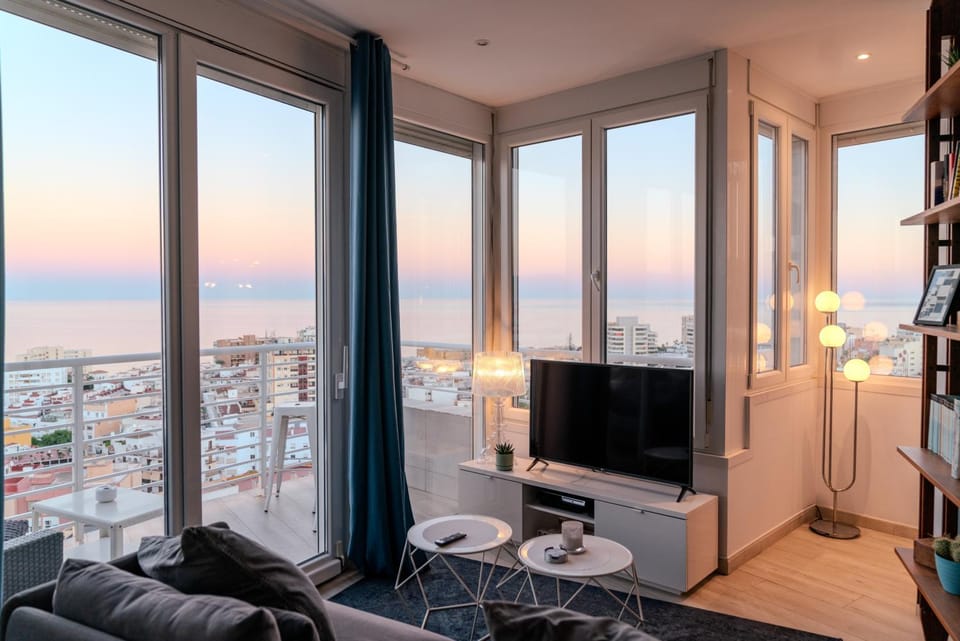 Communal lounge/ TV room, TV and multimedia, Balcony/Terrace, Living room, Seating area, Dining area, Evening entertainment, City view, Sea view
