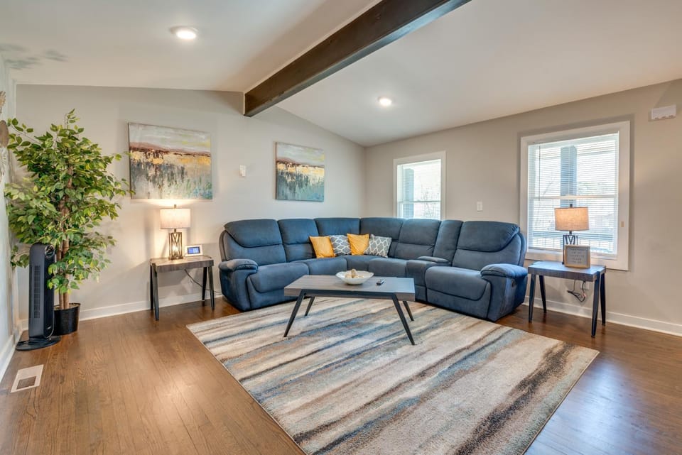 11 Mi to Mercedes-Benz Stadium: Home w/ Yard! House in Atlanta