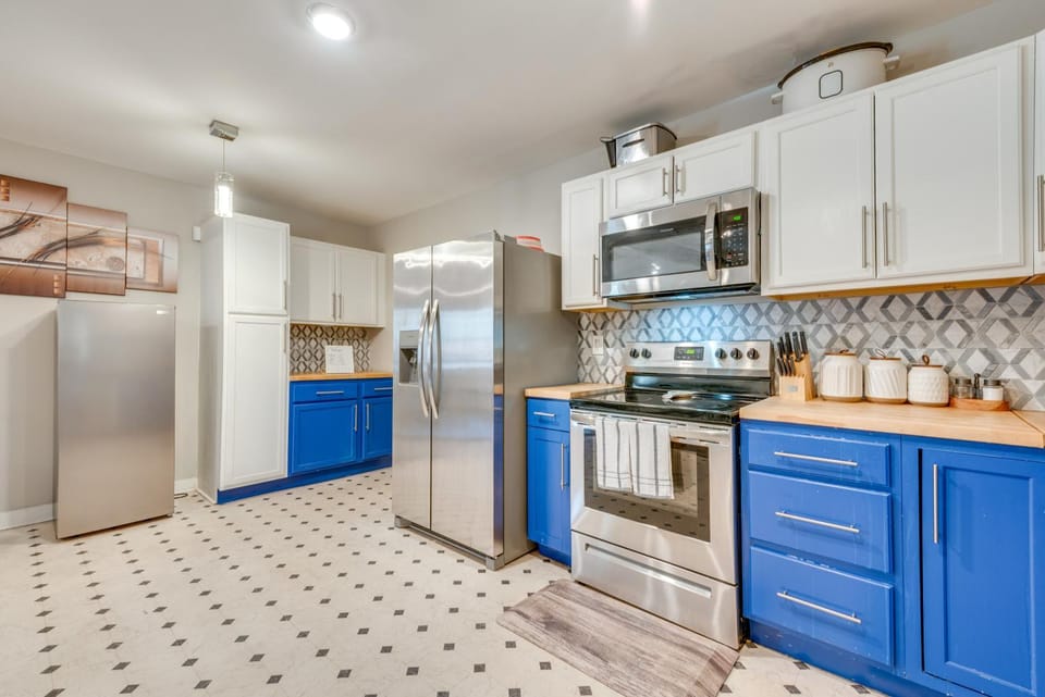11 Mi to Mercedes-Benz Stadium: Home w/ Yard! House in Atlanta