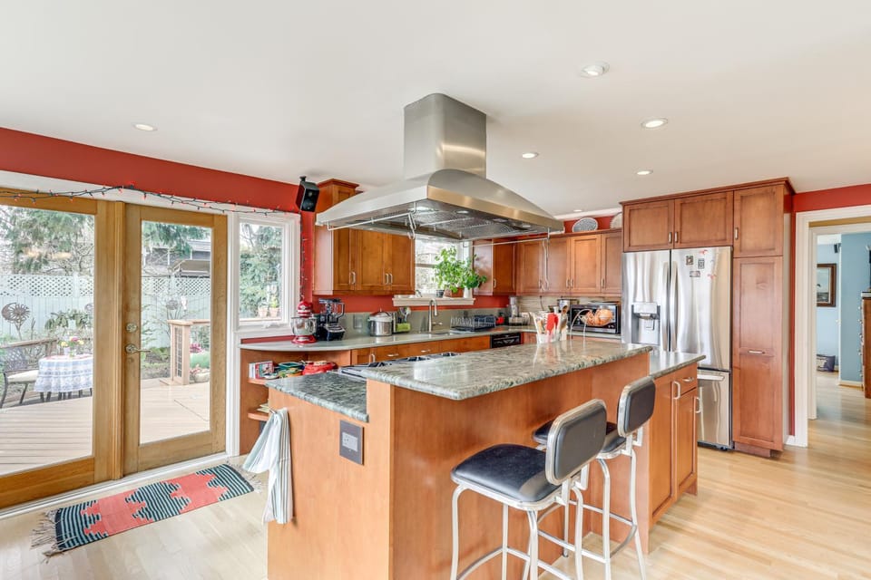 6 Mi to Dtwn Seattle Walkable Home with Hot Tub House in Ballard