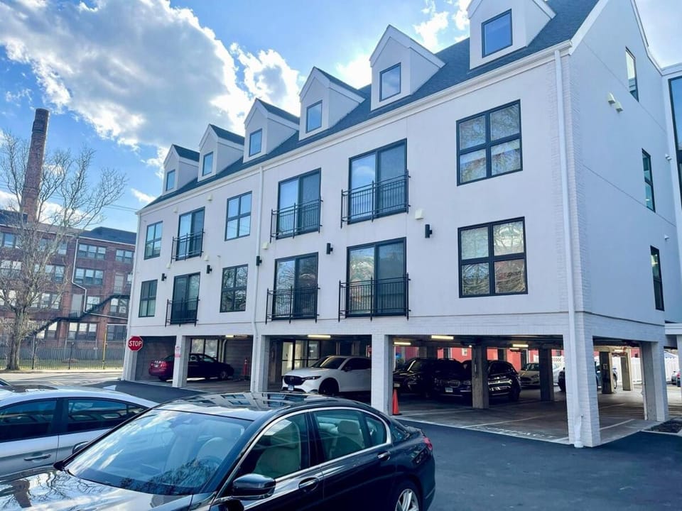 Central 2BR Near Yale WiFi with Washer and Dryer Apartment in New Haven