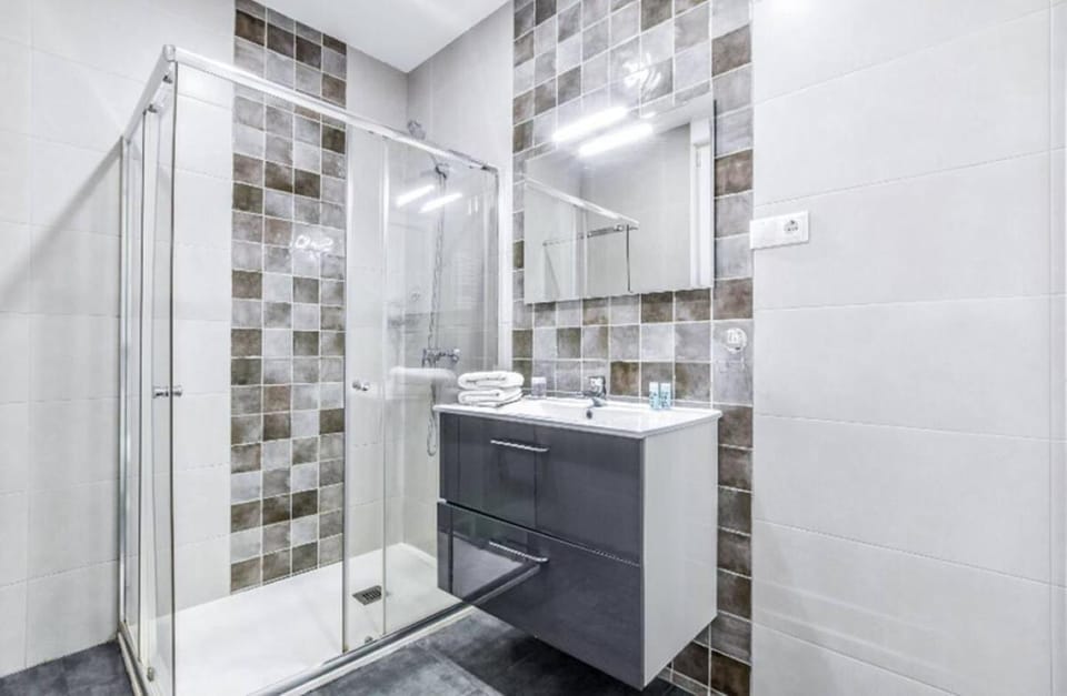Shower, Bathroom, towels