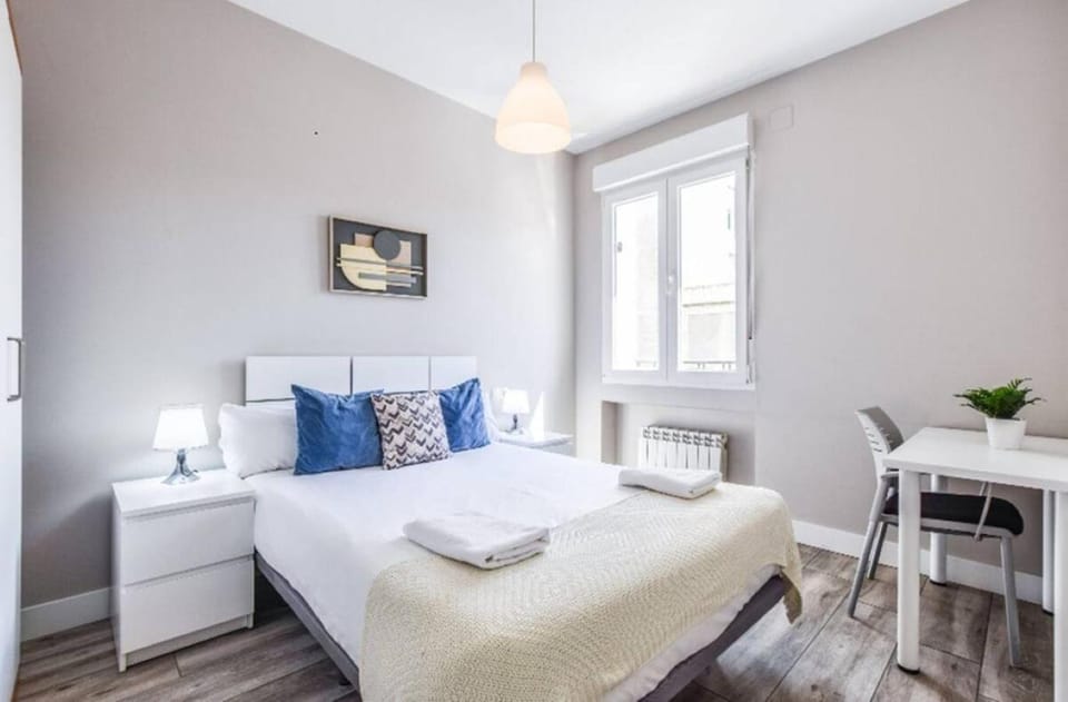 Bed, Photo of the whole room, Seating area, Dining area, Bedroom, towels