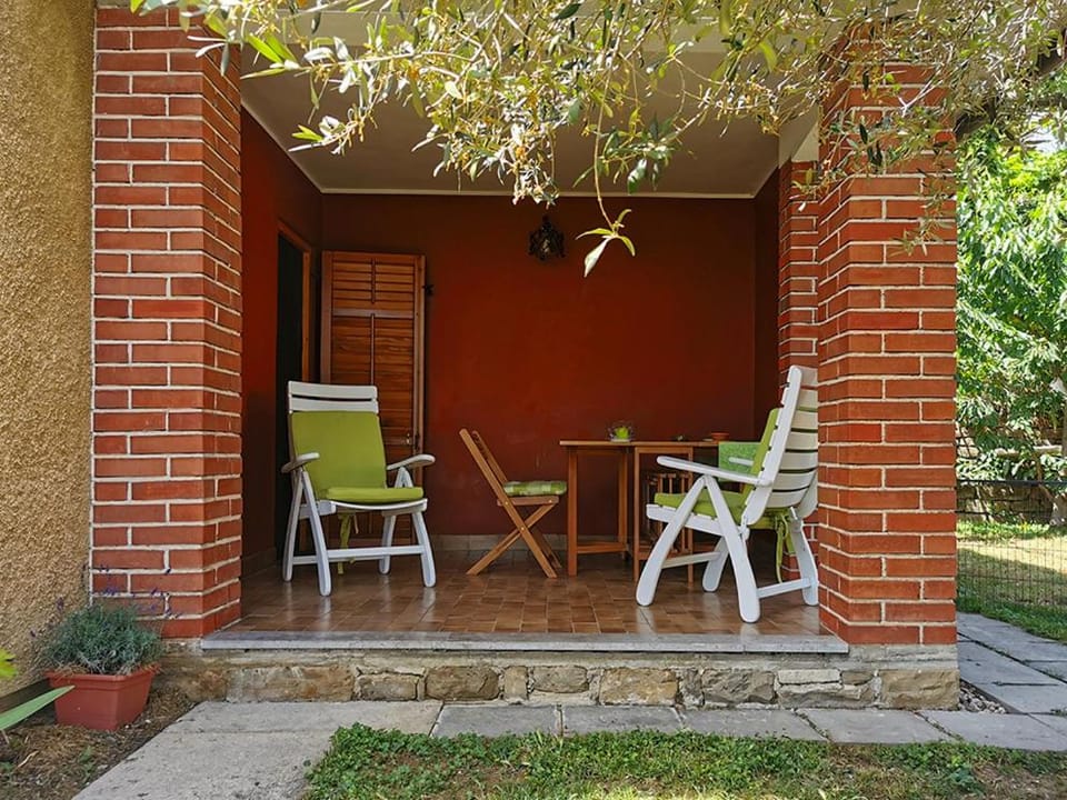 Property building, Patio, Garden, Garden view, sunbed