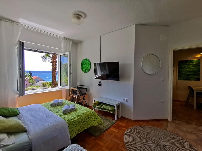Bed, Natural landscape, TV and multimedia, Photo of the whole room, Seating area, Bedroom, Sea view