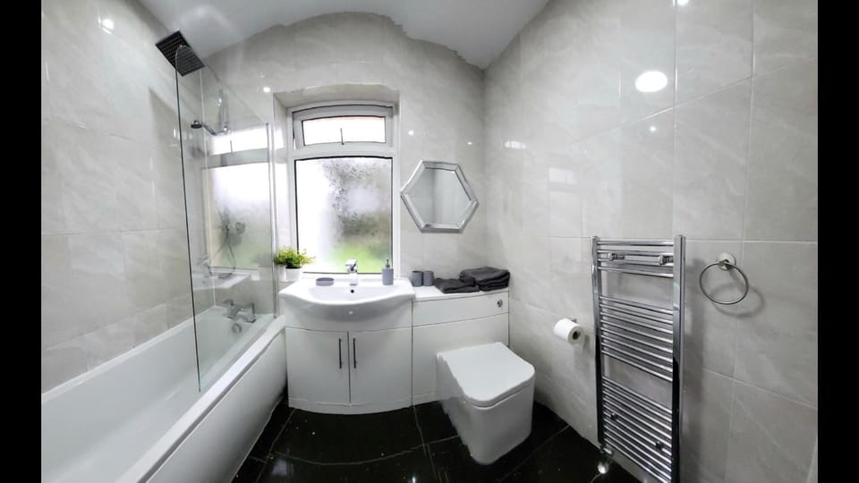 Shower, Toilet, Bathroom, Bath, towels