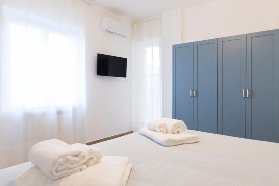 Bed, TV and multimedia, Photo of the whole room, Bedroom, towels, wardrobe, air conditioner