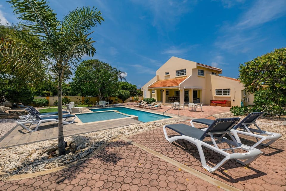 Spacious 5-Bedroom Villa with Pool & Mini Golf Villa in Oranjestad