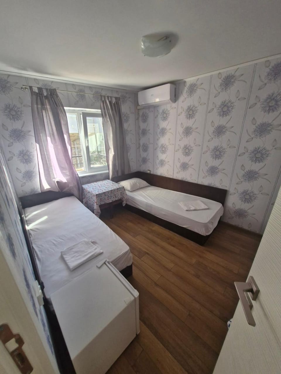 Bed, towels