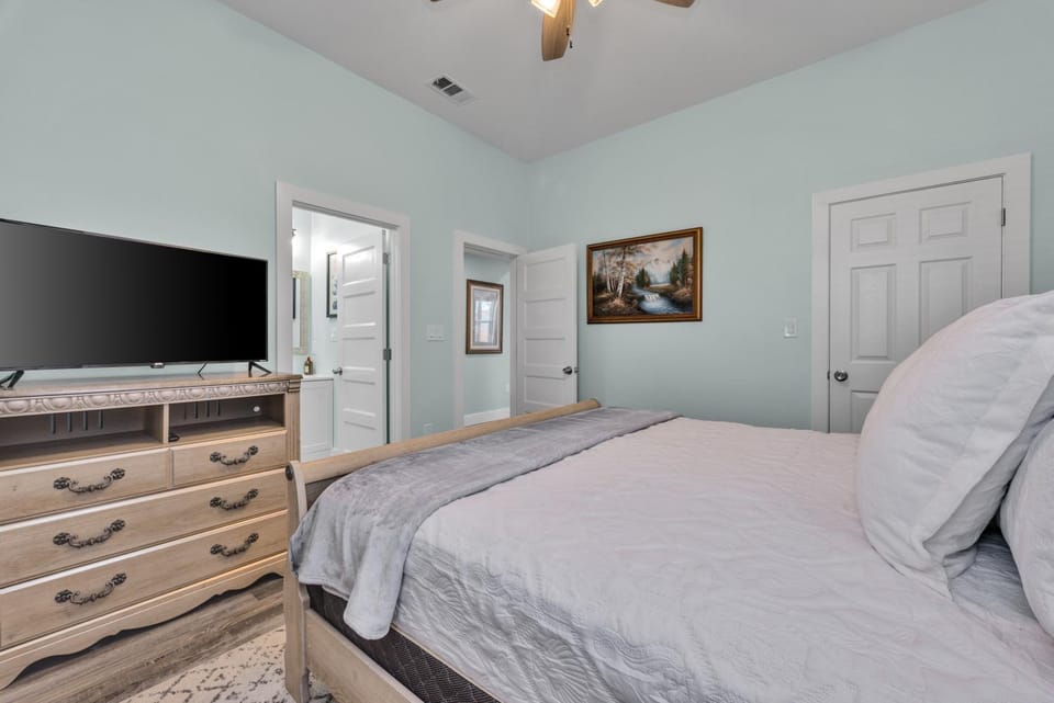 Bed, Bathroom, TV and multimedia, Bedroom