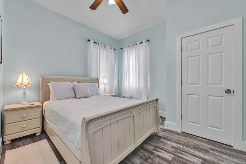 Bed, TV and multimedia, Bedroom