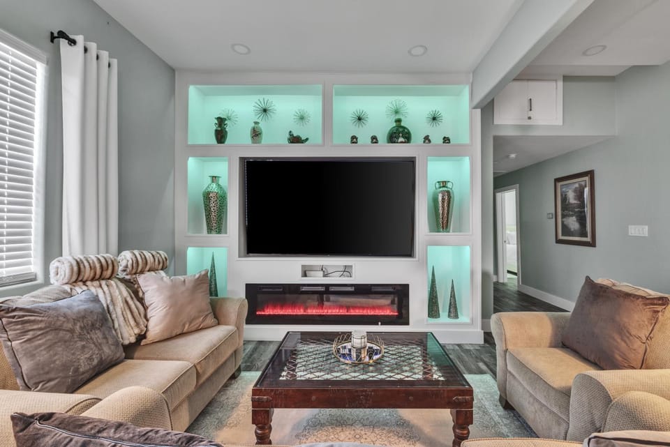 TV and multimedia, Living room, Seating area, fireplace