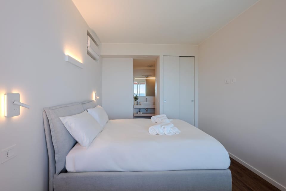 Bed, Photo of the whole room, Bedroom, towels, wardrobe, air conditioner