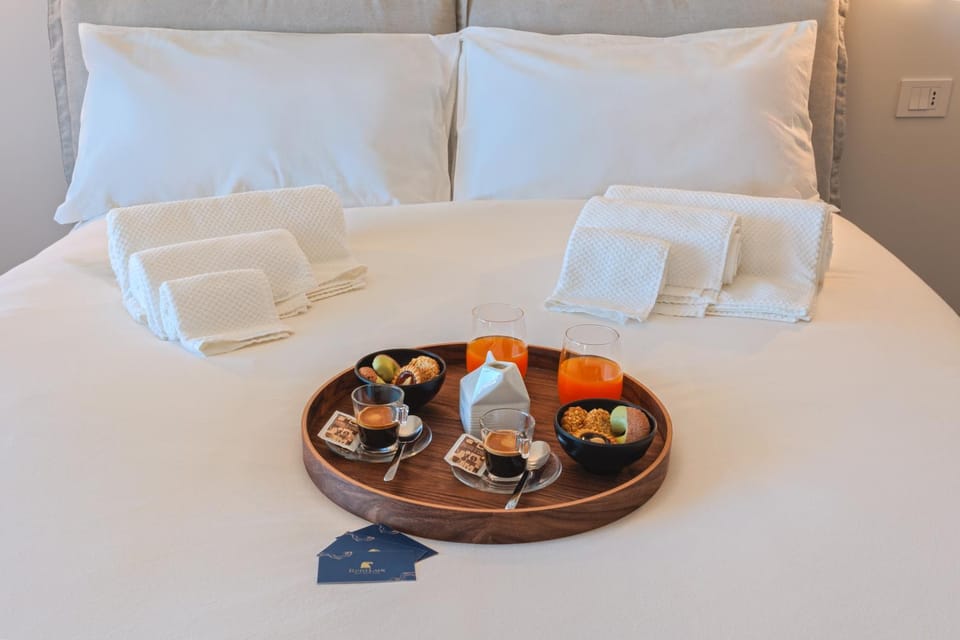 Bed, Food and drinks, Photo of the whole room, Bedroom, Food, Breakfast, Continental breakfast, towels