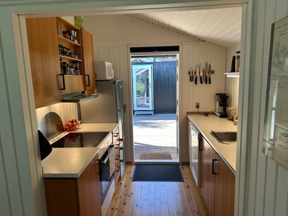 Coffee/tea facilities, dishwasher, oven, stove, toaster, kitchen