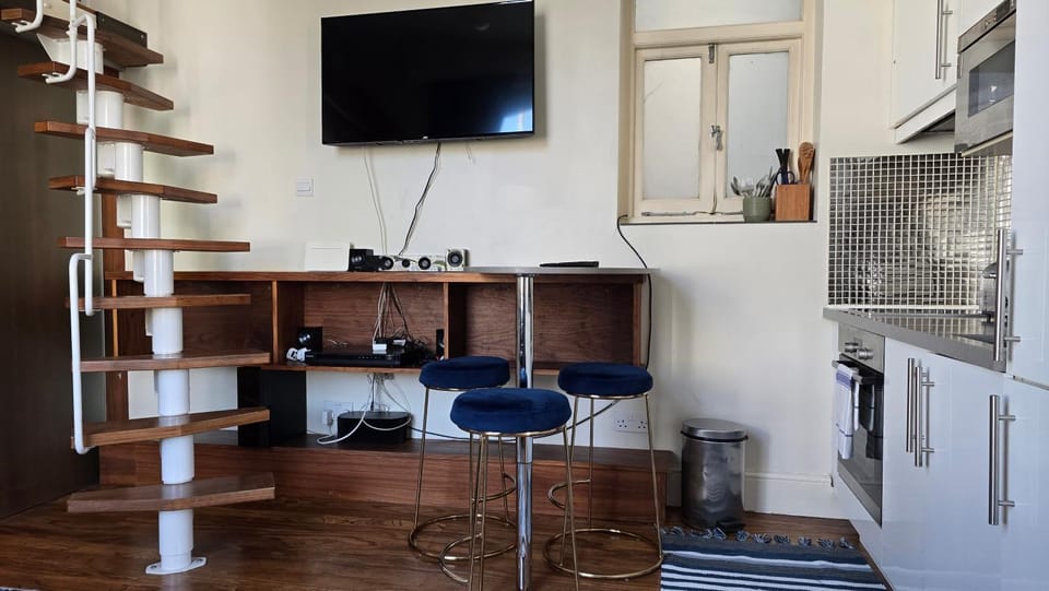 Property building, TV and multimedia, Kitchen or kitchenette, Dinner, Dinner, kitchen, kitchen
