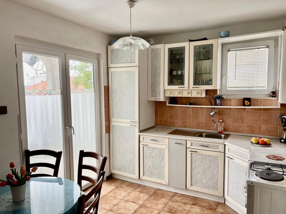 Kitchen or kitchenette, Dining area, oven, stove, air conditioner