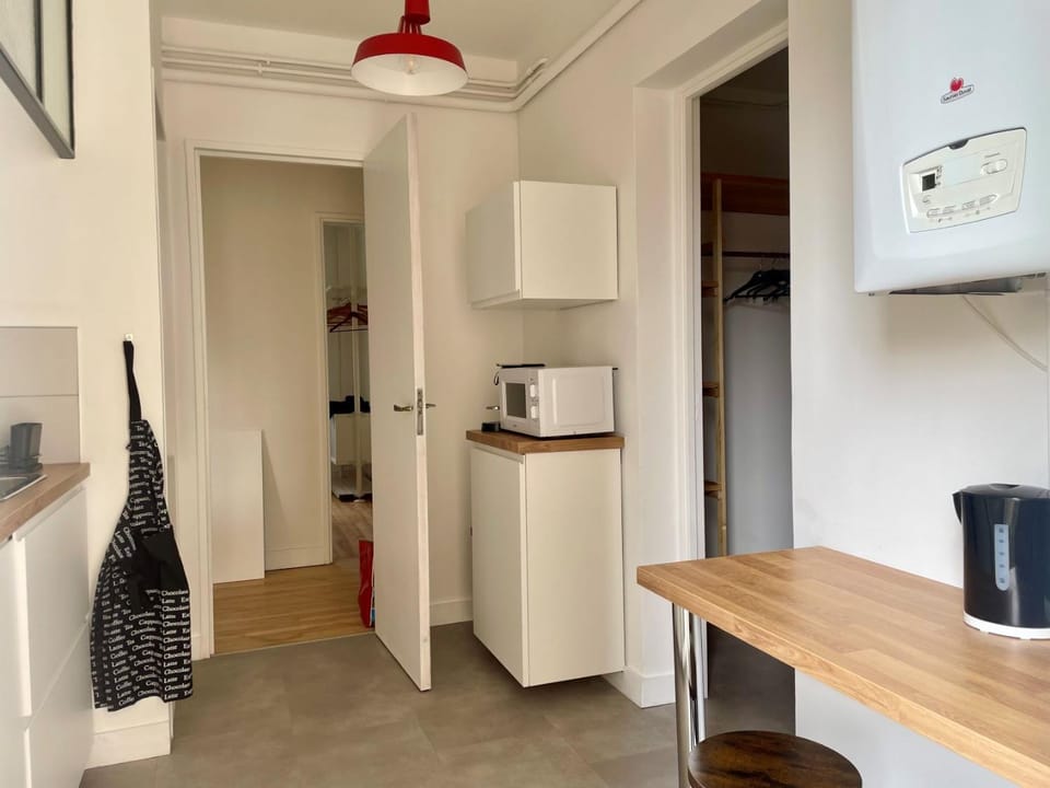 Coffee/tea facilities, Dining area, oven, stove, toaster
