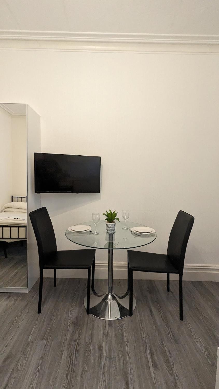 BARTON BEACHSIDE - Cosy Studio Apartment, Double Bed - Central Beach & Promenade Location - Over 21's, Family Friendly Only, ID Required Apartment in Blackpool