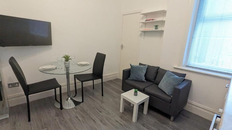 BARTON BEACHSIDE - Cosy Studio Apartment, Double Bed - Central Beach & Promenade Location - Over 21's, Family Friendly Only, ID Required Apartment in Blackpool
