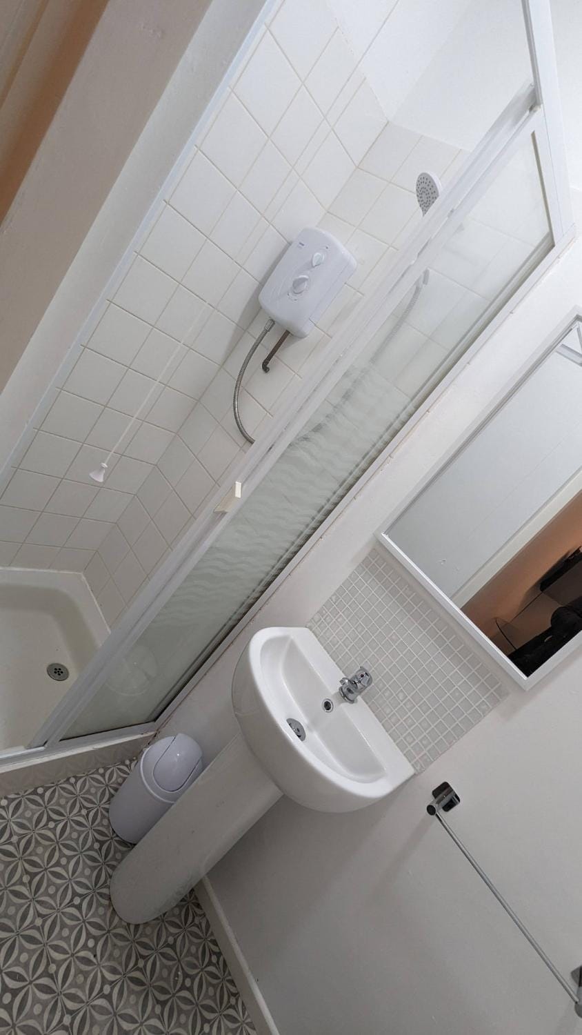 BARTON BEACHSIDE - Cosy Studio Apartment, Double Bed - Central Beach & Promenade Location - Over 21's, Family Friendly Only, ID Required Apartment in Blackpool