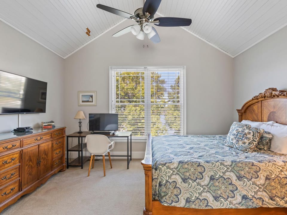 Bed, TV and multimedia, Photo of the whole room, Evening entertainment, Bedroom