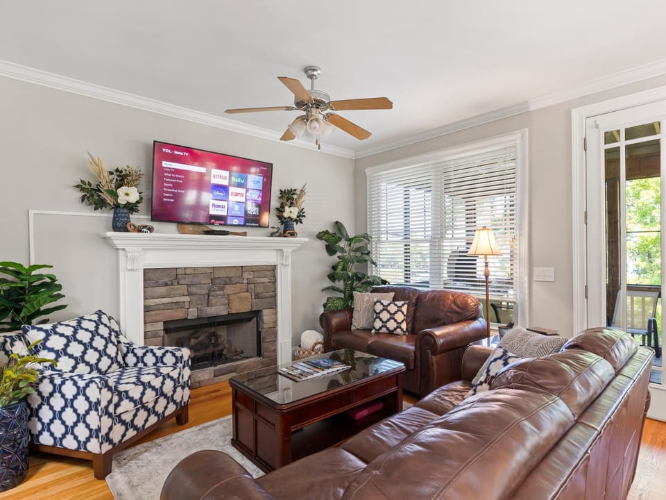 Communal lounge/ TV room, TV and multimedia, Living room, Seating area, Evening entertainment, fireplace