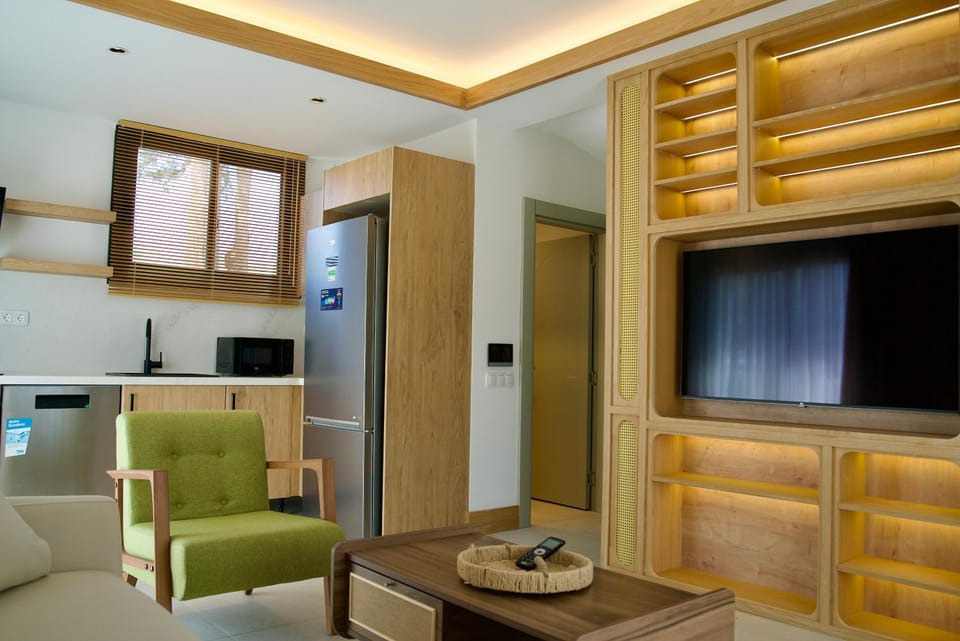 TV and multimedia, Kitchen or kitchenette, Living room, Seating area