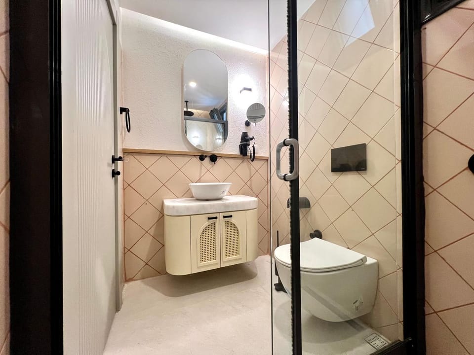 Shower, Toilet, Bathroom, towels
