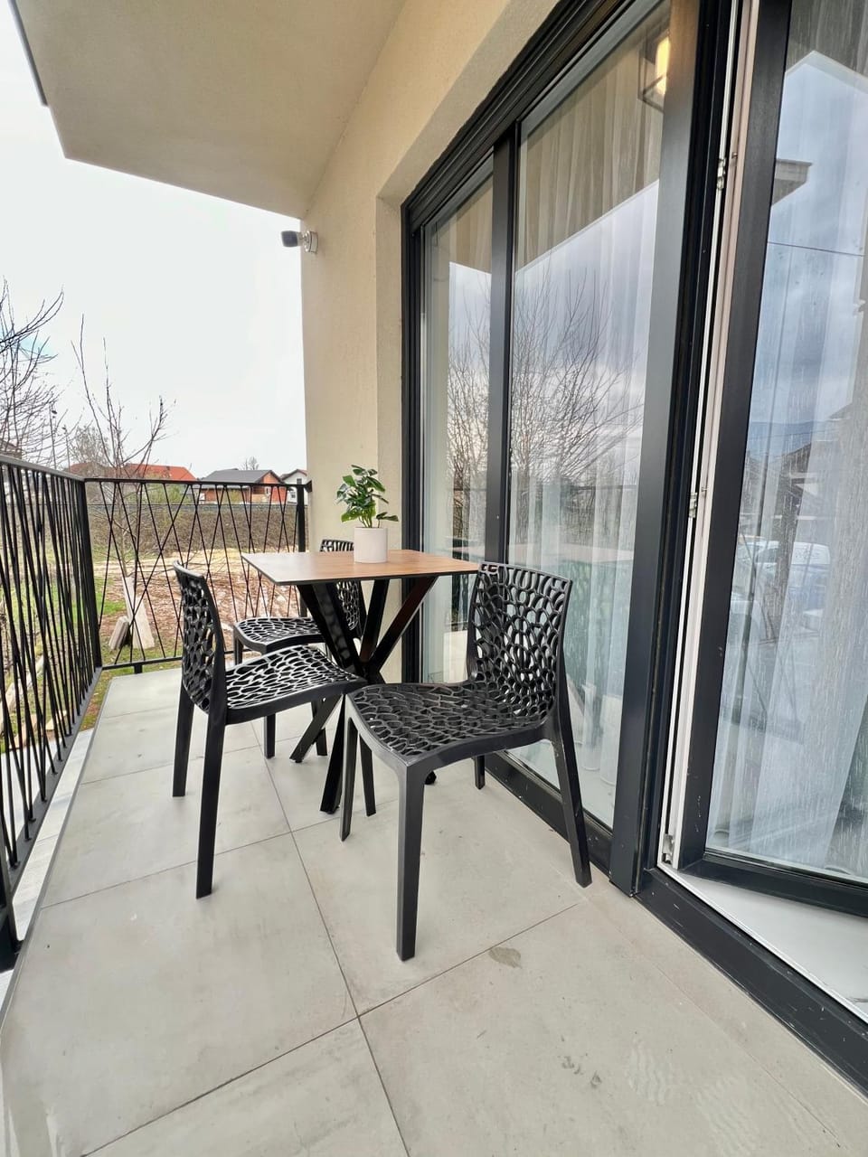 Property building, Patio, Balcony/Terrace, Dining area