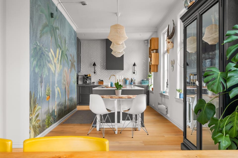 Kitchen or kitchenette, Dining area