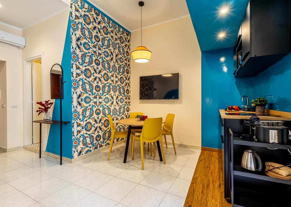 TV and multimedia, Kitchen or kitchenette, Living room, Photo of the whole room, Decorative detail, Seating area, Dining area, furniture, oven, air conditioner