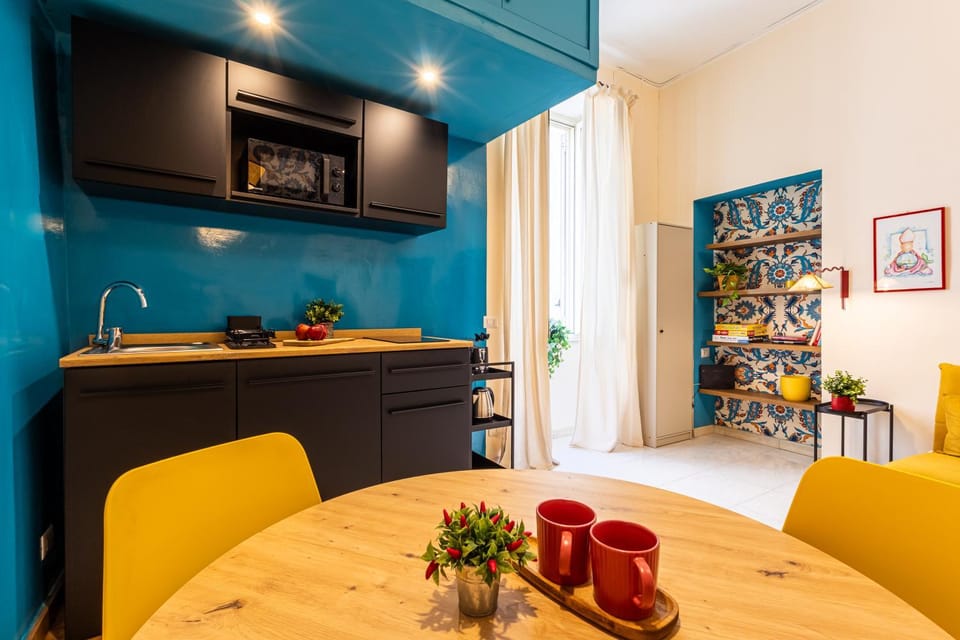 TV and multimedia, Kitchen or kitchenette, Photo of the whole room, Decorative detail, Seating area, Dining area, furniture, oven, kitchen