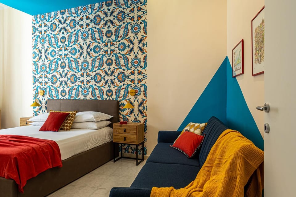 Bed, Photo of the whole room, Decorative detail, Seating area, Bedroom, furniture