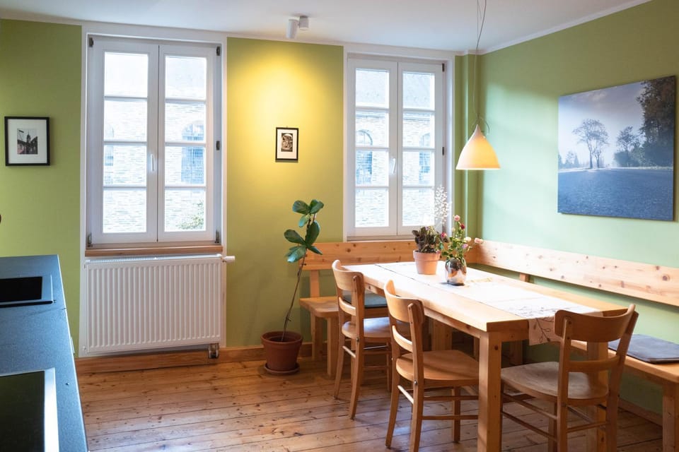 Seating area, Dining area