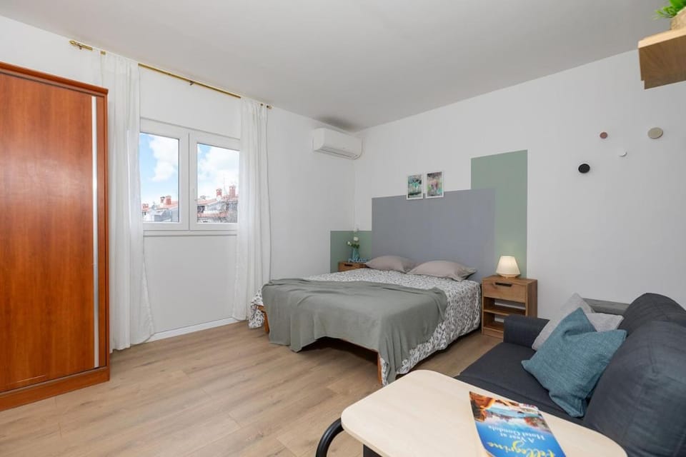 Bed, Living room