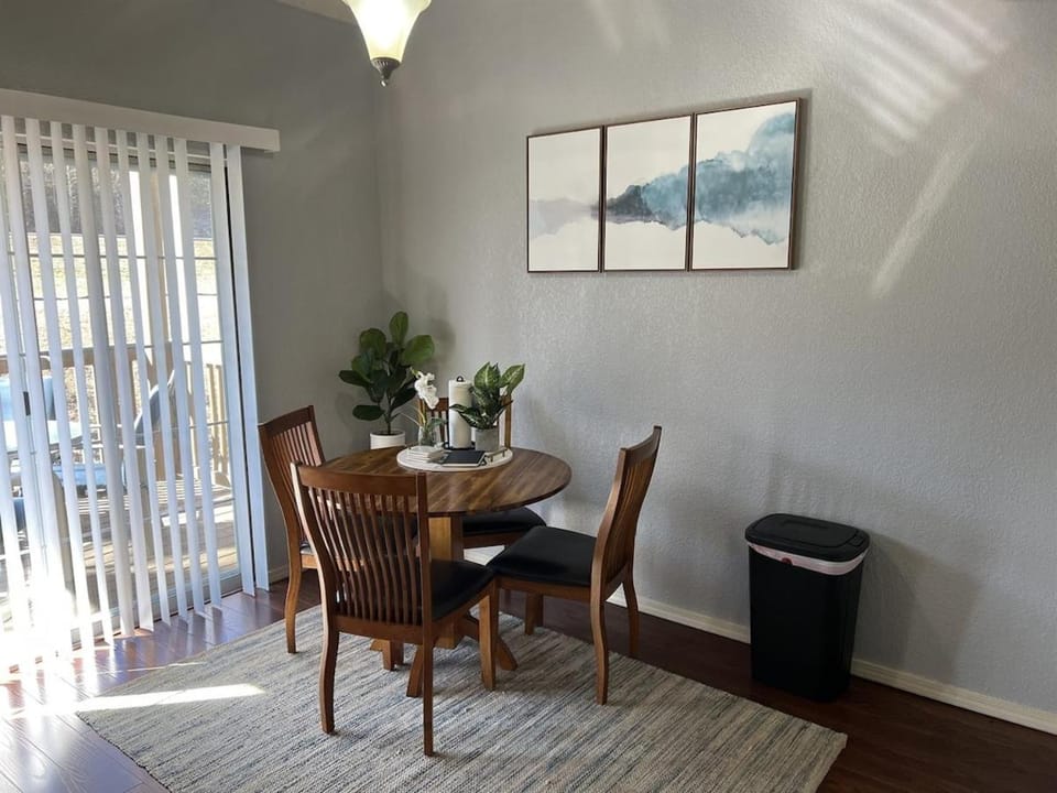 Seating area, Dining area