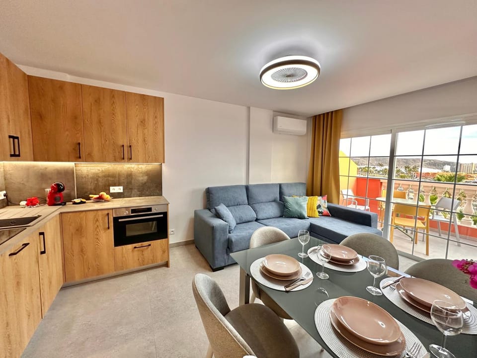 Kitchen or kitchenette, Living room, Food and drinks, Seating area, Dining area, Food, stove, toaster