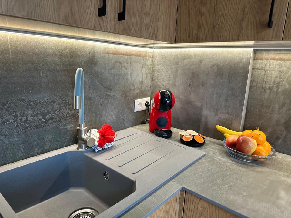 Coffee/tea facilities, Kitchen or kitchenette, Food and drinks, Food, stove