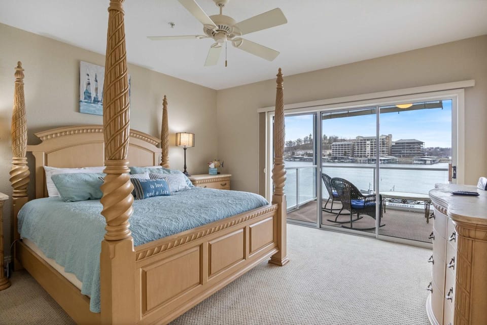 Lakefront 4BR Luxury- Sleeps 13 - Pool - Hot Tub - Dock House in Lake of the Ozarks